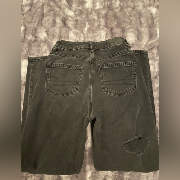 American Eagle High-Waisted Mom Jeans - Picture 2 of 4